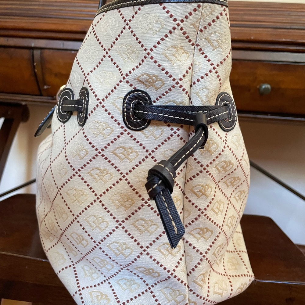 Dooney and Bourke satchel medium size great condition - Picture 3 of 9